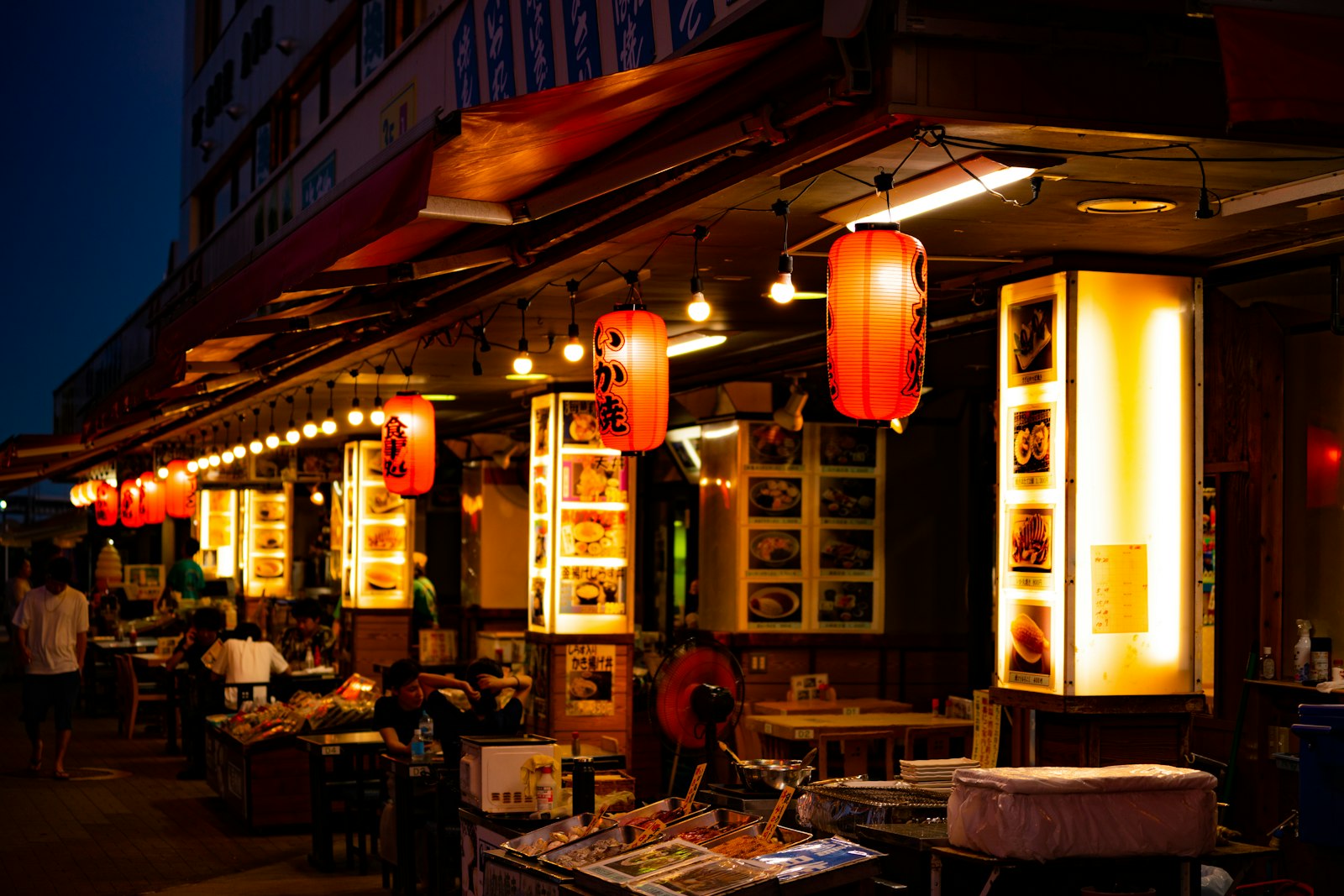 夜の飲食店街