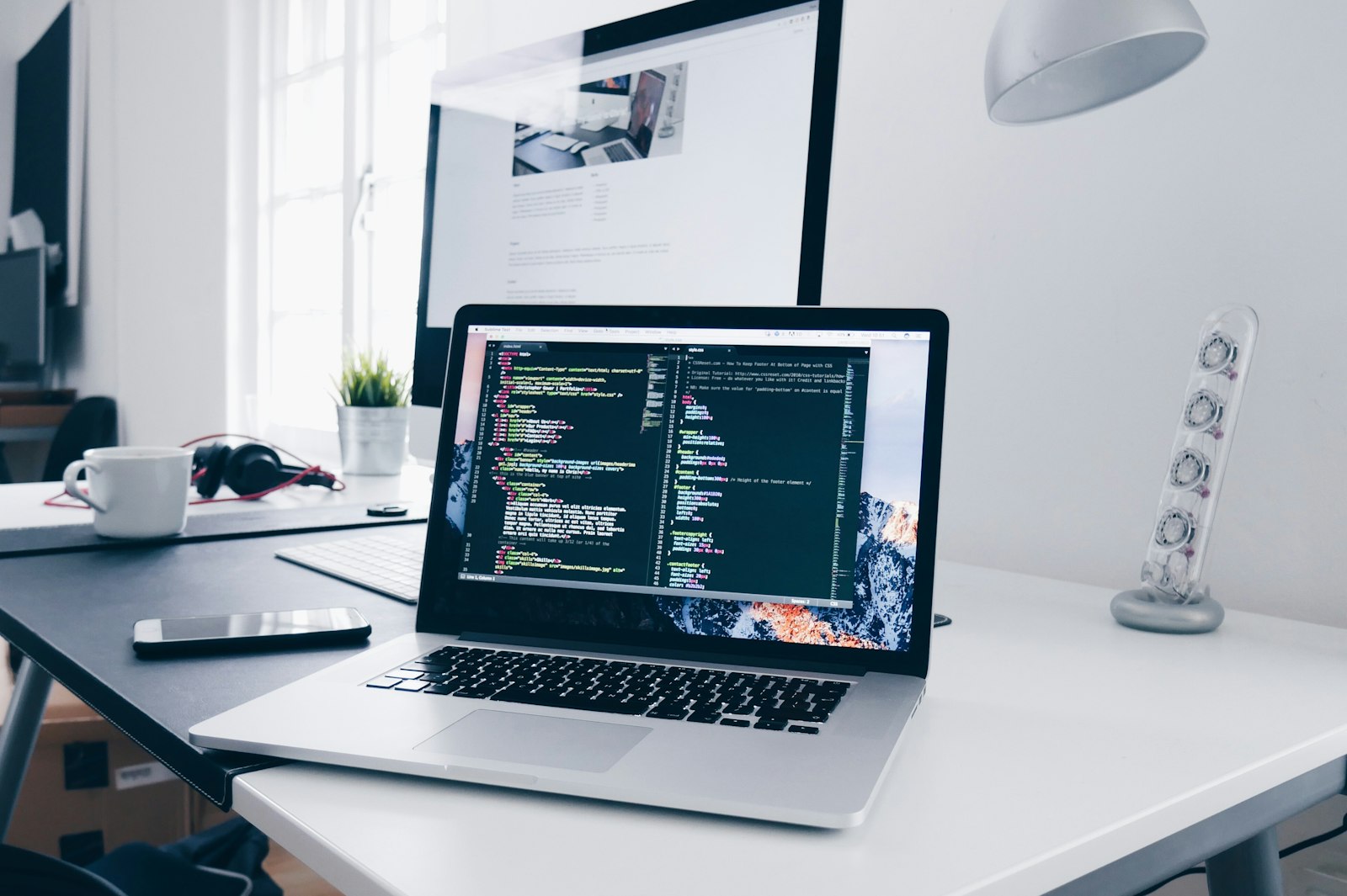 コードを表示したノートPC