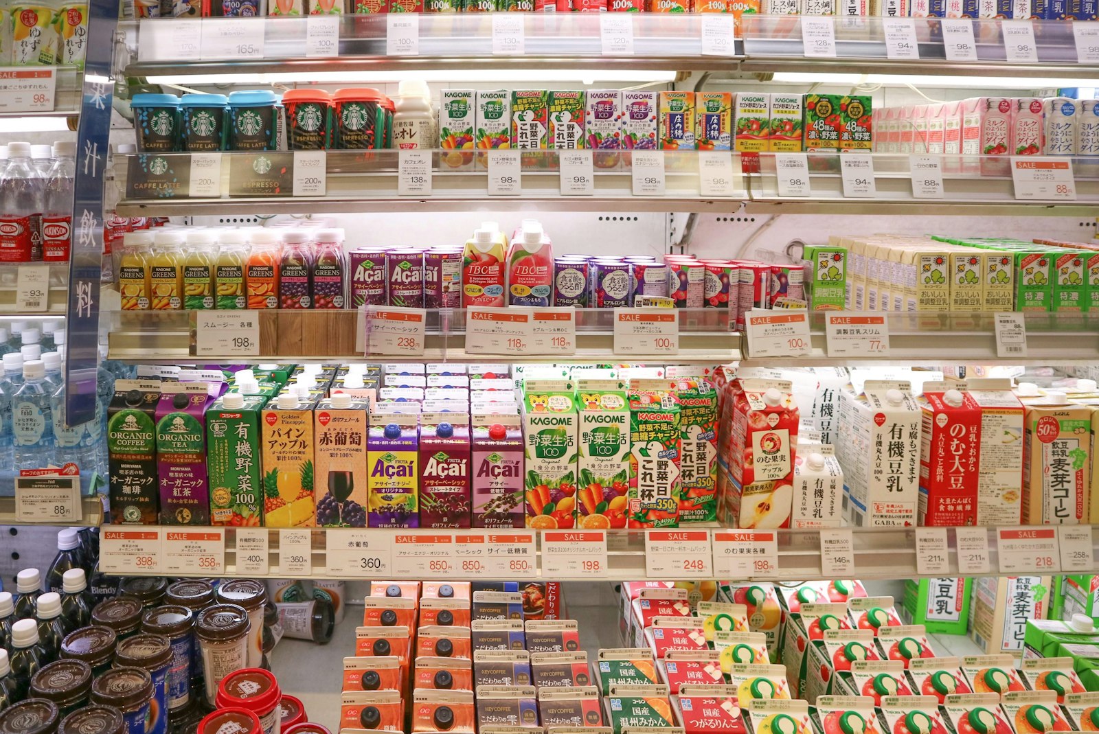スーパーの飲料売り場