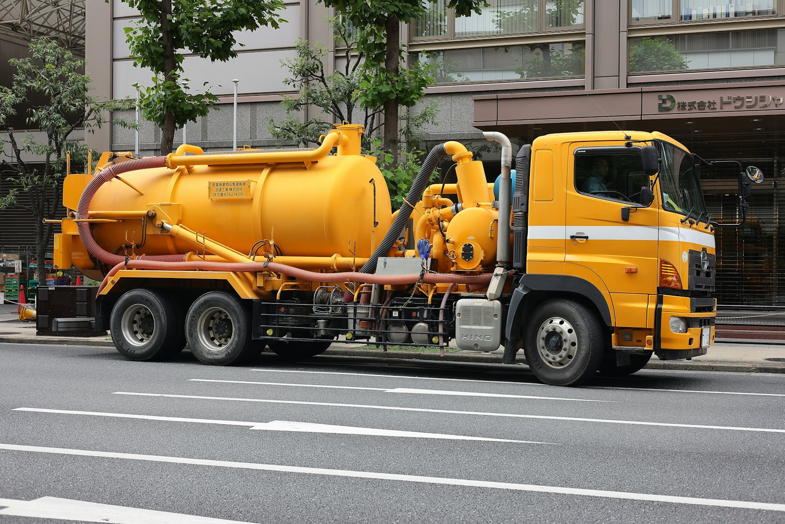 街を走るトラック
